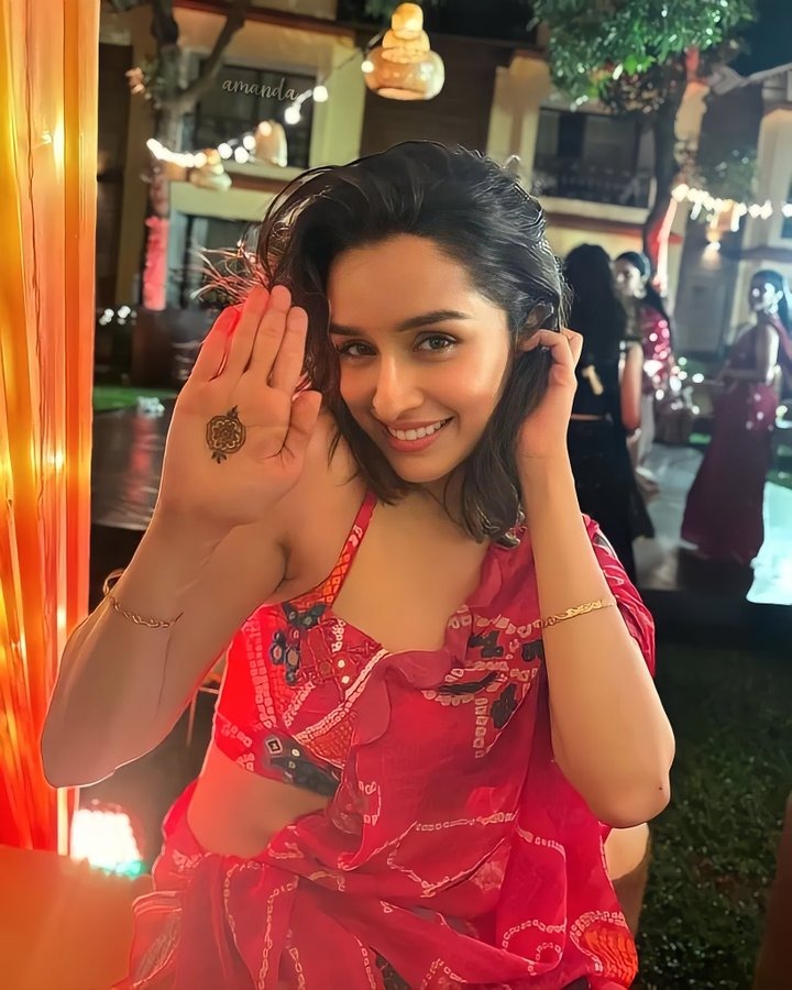 Shraddha Kapoor dances to 'Mujhse Shaadi Karoge' at a best friend's wedding, and the video goes viral; watch