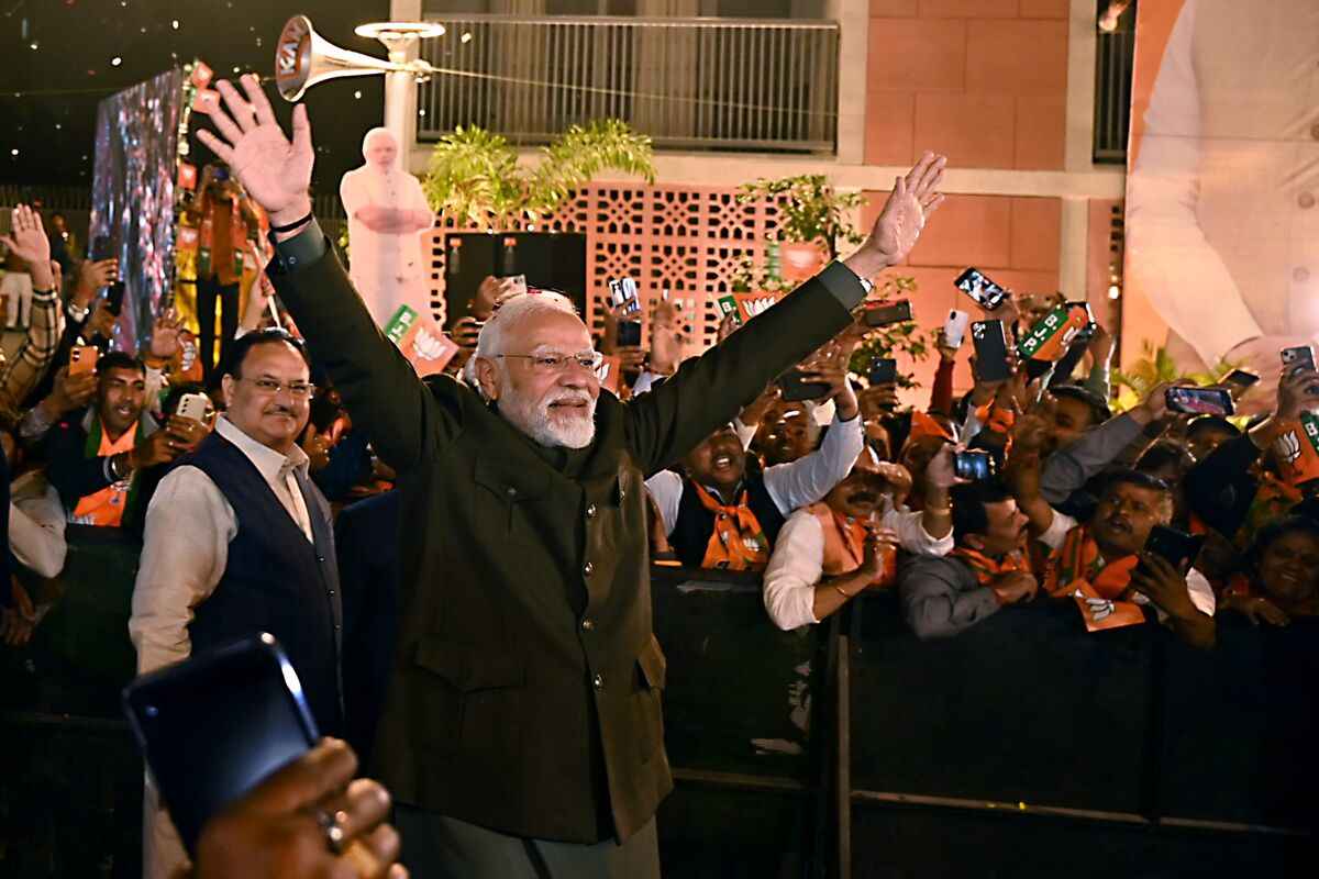 Congress falls before election after Modi gains.