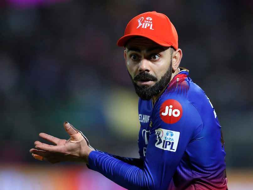 As Virat Kohli creates IPL history in Bengaluru, Twitter goes bananas.