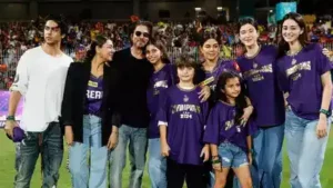 Shah Rukh Khan's family portrait with IPL trophy after KKR's big win (1)