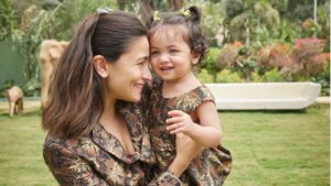 Alia Bhatt & Ranbir Kapoor clicked with daughter Raha (1)