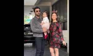 Alia Bhatt & Ranbir Kapoor clicked with daughter Raha (1)