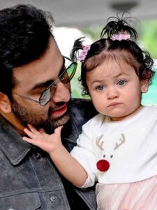 Alia Bhatt & Ranbir Kapoor clicked with daughter Raha (2)