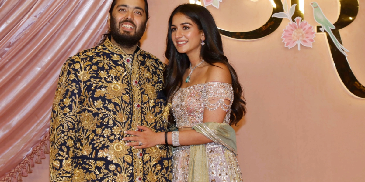 Mukesh Ambani makes puja, priests take photos with couple at Anant Ambani-Radhika Merchant's mehendi